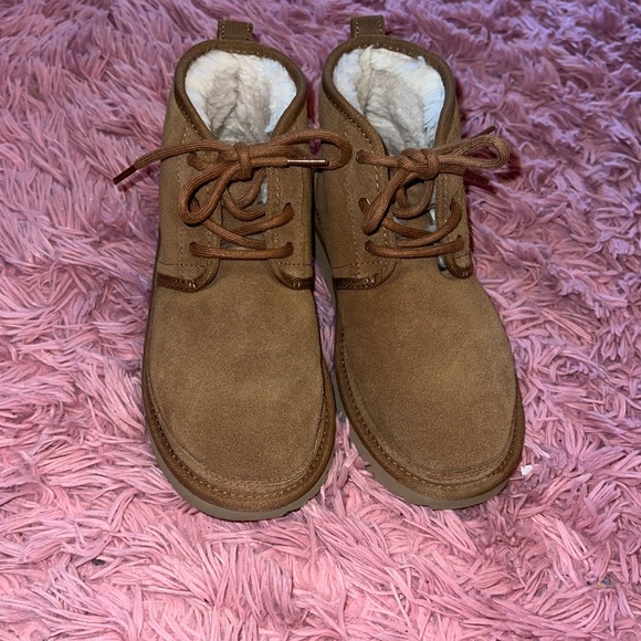 Ugh numuel II kids size 5 worn one for an indoor photo shoot chestnut